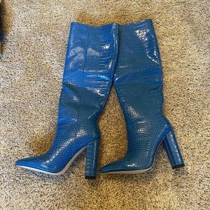 BLUE CROC BOOTS- NEVER WORN SIZE 8